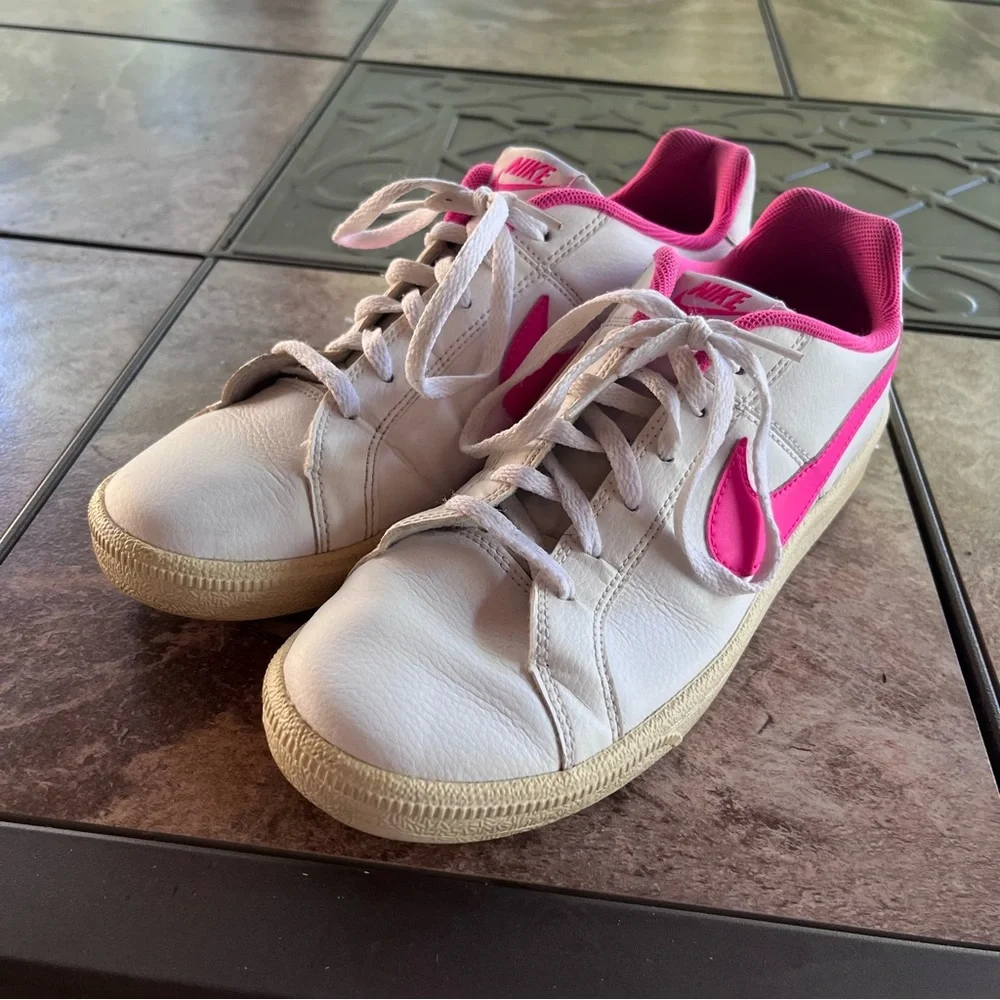 Nike youth Court Royal 833654-106 white/barbie pink 6.5Y tenniscore barbiecore